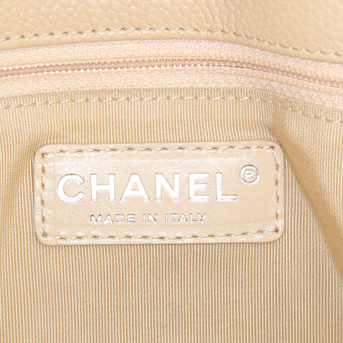 Chanel Shopping GST large model bag worn on the shoulder or carried in the hand in beige quilted grained leather - Detail D3