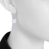 Paire de boucles d'oreilles Chanel Camelia petit modèle en agate blanche,  or blanc et diamant - Detail D1 thumbnail
