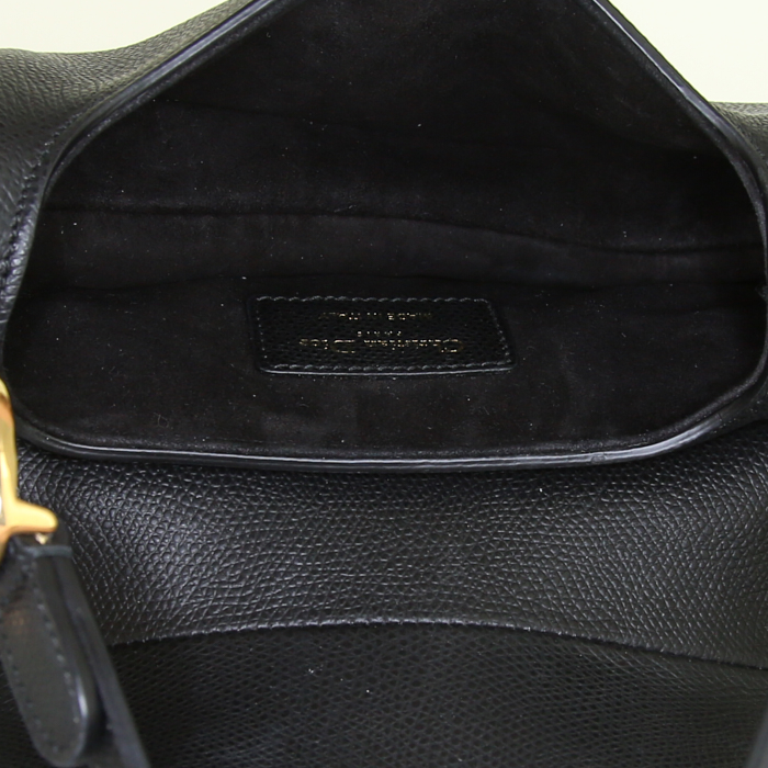 Bolso para llevar al hombro o en la mano Dior Saddle pequeño en cuero granulado negro - Detail D3