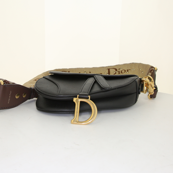 Bolso para llevar al hombro o en la mano Dior Saddle pequeño en cuero granulado negro - Detail D5