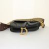 Bolso para llevar al hombro o en la mano Dior Saddle pequeño en cuero granulado negro - Detail D5 thumbnail