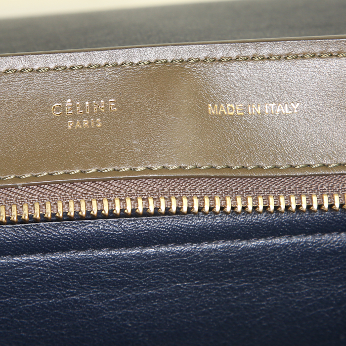 Sac à main Celine Trapeze moyen modèle en cuir blanc-cassé et vert-kaki et denim bleu-nuit - Detail D4