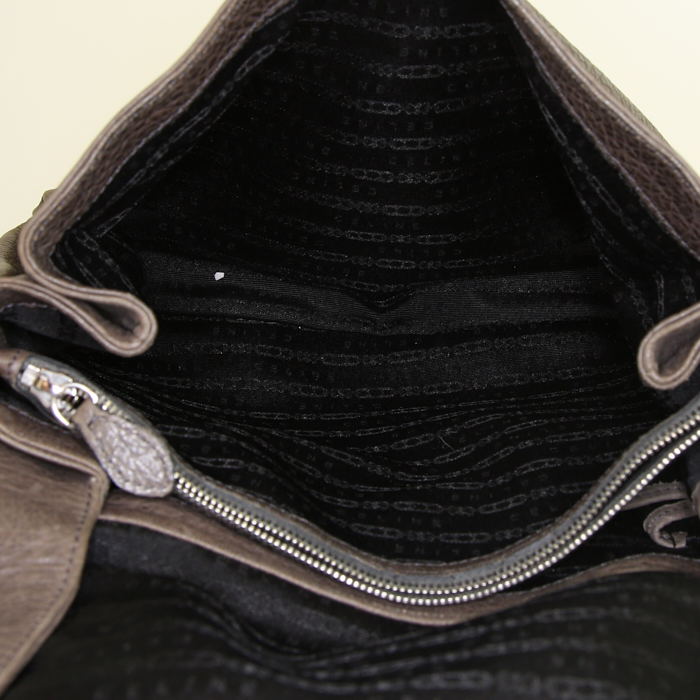 Sac porté épaule ou main Celine Watch Me Work en cuir taupe - Detail D3