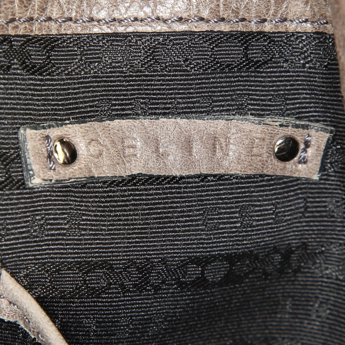 Bolso para llevar al hombro o en la mano Celine Watch Me Work en cuero color topo - Detail D4