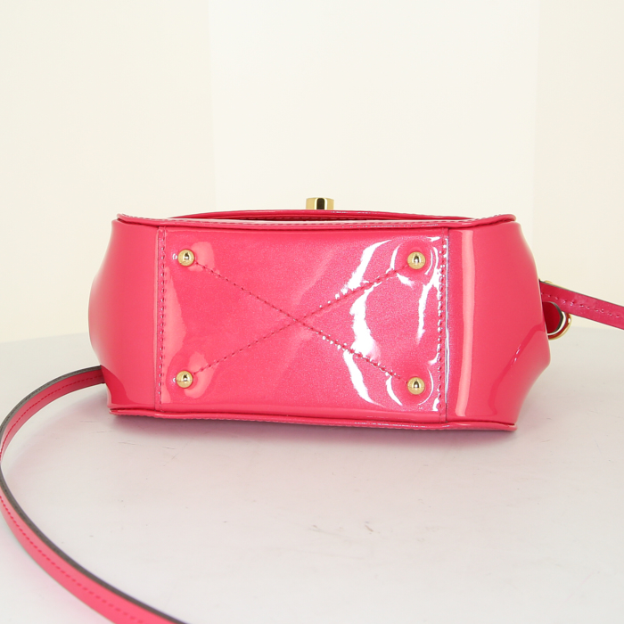 Bolso de mano Louis Vuitton Passadena en charol Monogram rosa - Detail D5