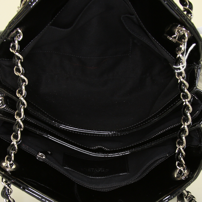Sac Chanel Just Mademoiselle en cuir verni matelassé noir - Detail D2