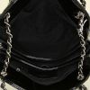 Bolso Chanel Just Mademoiselle en charol acolchado negro - Detail D2 thumbnail