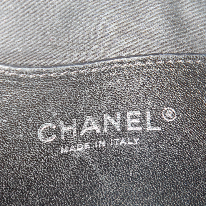 Sac Chanel Just Mademoiselle en cuir verni matelassé noir - Detail D3