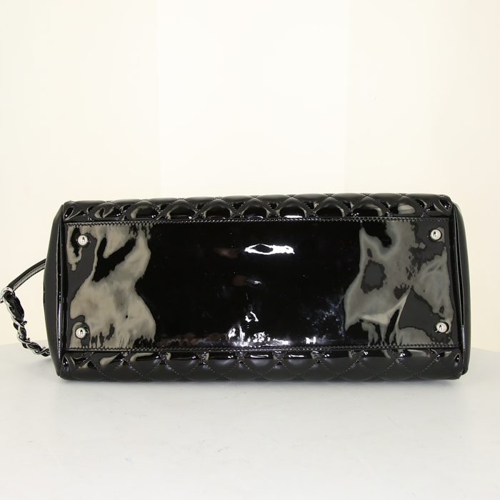 Sac Chanel Just Mademoiselle en cuir verni matelassé noir - Detail D4
