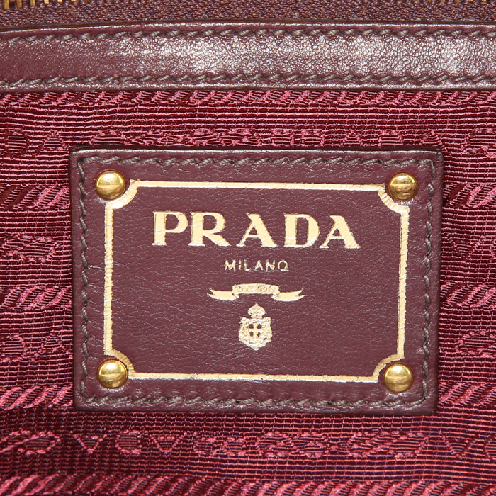 Prada Gaufre bag in burgundy leather - Detail D4