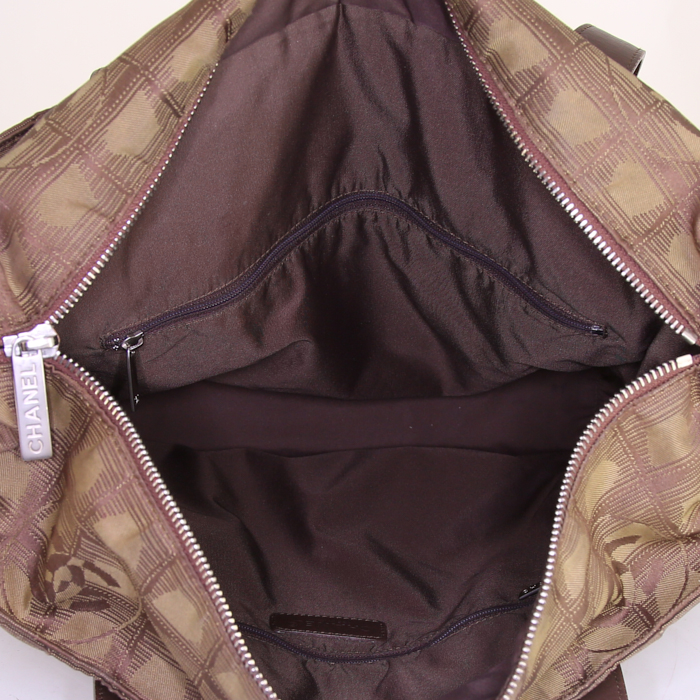Sac cabas Chanel New Travel Line Tote  en tissu monogram vert-kaki et cuir marron - Detail D2
