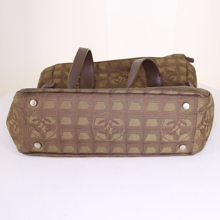 Sac cabas Chanel New Travel Line Tote  en tissu monogram vert-kaki et cuir marron - Detail D4