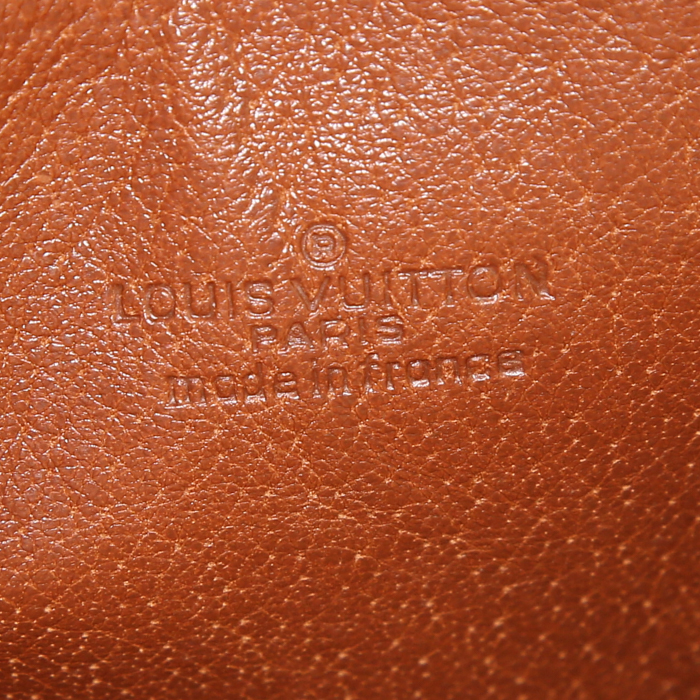 Bolsito de mano Louis Vuitton Poche-documents modelo grande en lona Monogram marrón y cuero color coñac - Detail D3