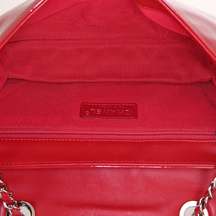 Chanel Edition Limitée shoulder bag in red patent leather - Detail D3