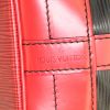 Borsa Louis Vuitton petit Noé modello grande in pelle Epi bicolore nera e rossa - Detail D3 thumbnail