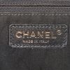 Sac bandoulière Chanel en cuir matelassé noir - Detail D4 thumbnail