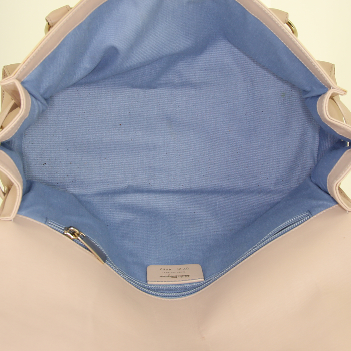 Bolso para llevar al hombro o en la mano Salvatore Ferragamo Gancini en cuero beige - Detail D2