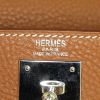 Hermes Kelly 28 cm handbag in gold togo leather - Detail D4 thumbnail
