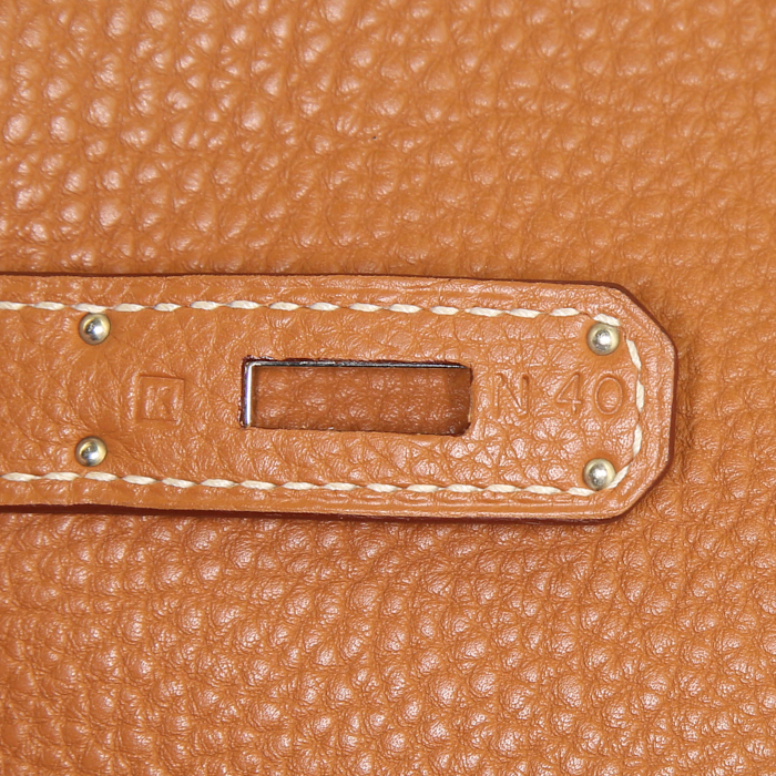 Hermes Kelly 28 cm handbag in gold togo leather - Detail D5