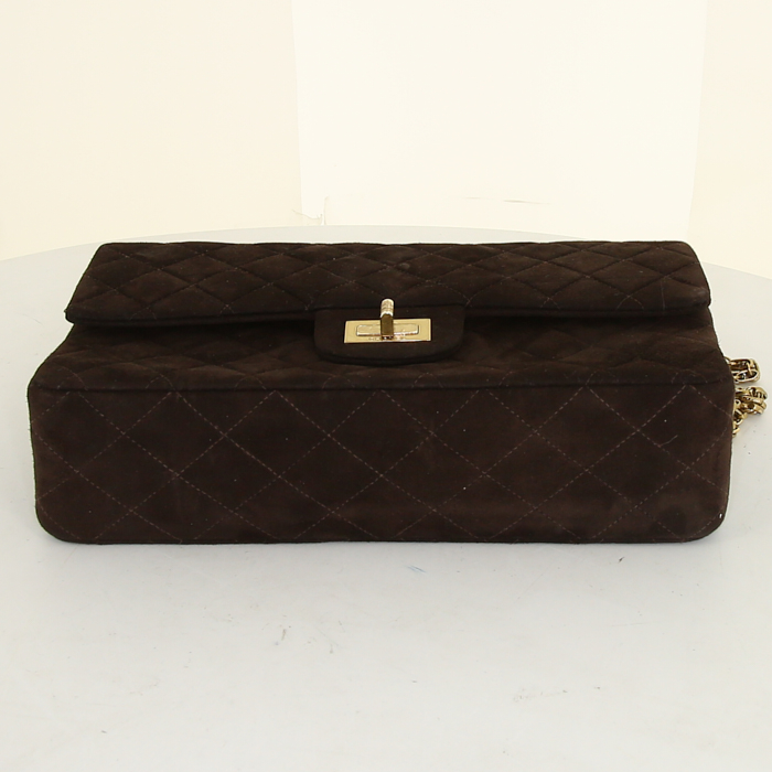 Chanel 2.55 handbag in brown quilted suede - Detail D5