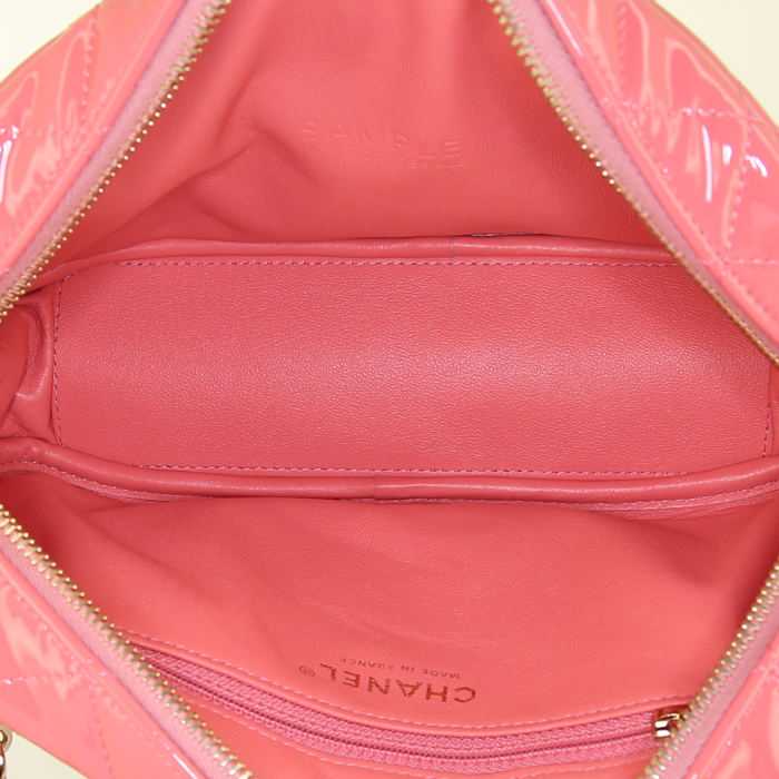 Chanel Camera handbag in pink patent leather - Detail D2
