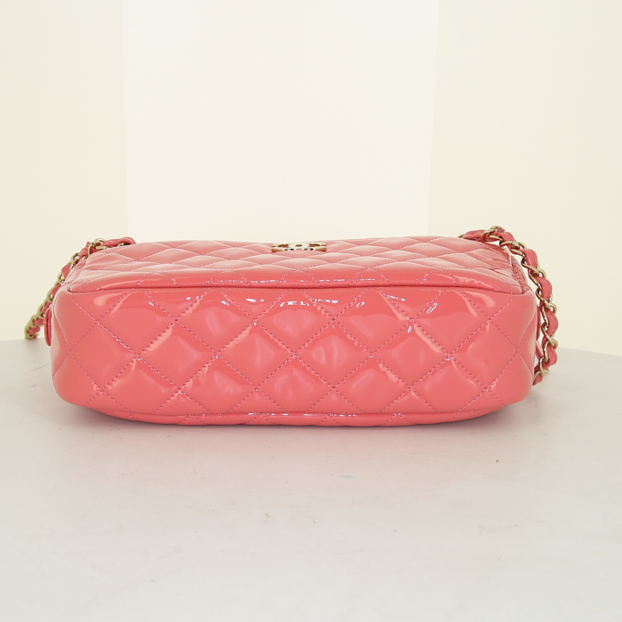Sac à main Chanel Camera en cuir verni rose - Detail D4