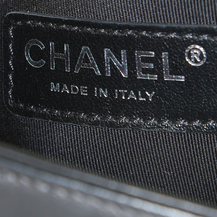Pochette Chanel Boy in pelle nera decorata con catene - Detail D3
