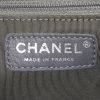 Sac bandoulière Chanel Boy en cuir matelassé gris - Detail D4 thumbnail