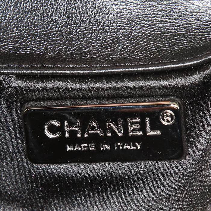 Chanel pouch in black patent quilted leather - Detail D3