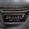 Pochette Chanel en cuir verni matelassé noir - Detail D3 thumbnail