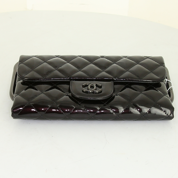 Bolsito de mano Chanel en charol acolchado negro - Detail D4