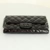 Bolsito de mano Chanel en charol acolchado negro - Detail D4 thumbnail