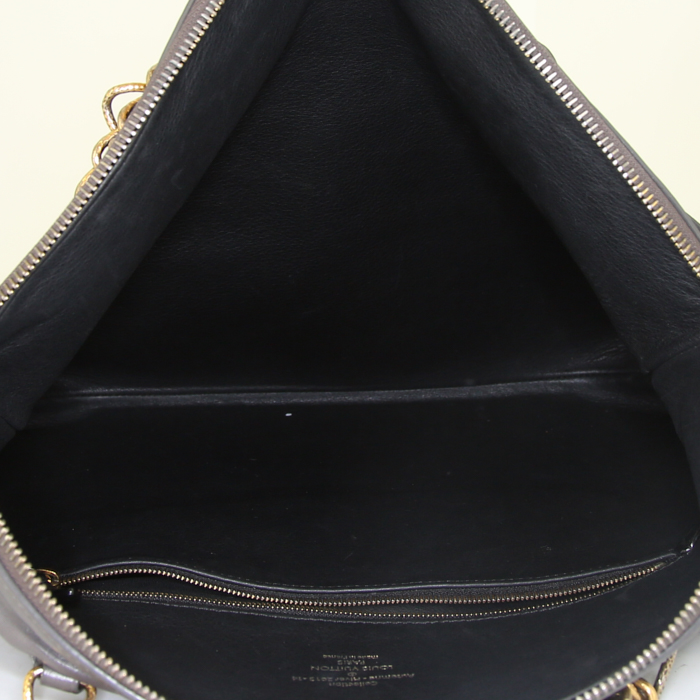 Louis Vuitton Lockit Chain bag worn on the shoulder or carried in the hand in taupe leather - Detail D2