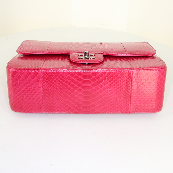 Bolso bandolera Chanel Timeless jumbo en piel de pitón rosa - Detail D5