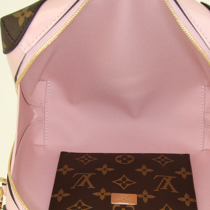 Bolso bandolera Louis Vuitton Venice en charol rosa y lona Monogram revestida - Detail D2