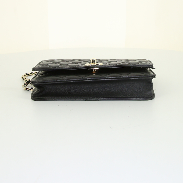 Sac bandoulière Chanel Wallet on Chain en cuir matelassé noir - Detail D4