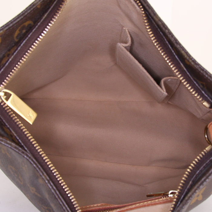 Bolso de mano Louis Vuitton Looping modelo grande en lona Monogram marrón y cuero natural - Detail D2