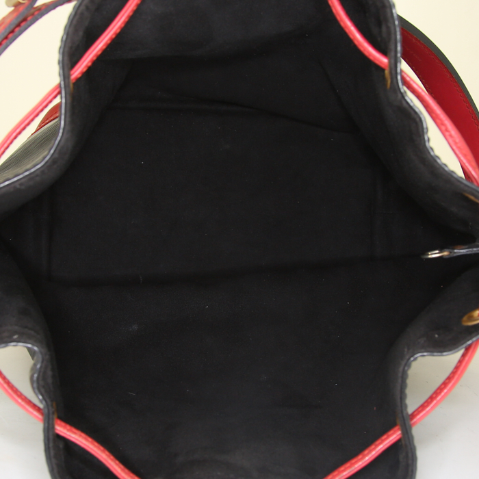 Bolso de mano Louis Vuitton petit Noé modelo grande en cuero Epi bicolor negro y rojo - Detail D2