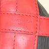 Sac à main Louis Vuitton petit Noé grand modèle en cuir épi bicolore noir et rouge - Detail D3 thumbnail