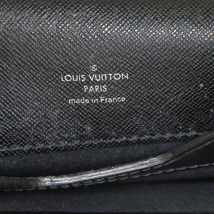 Porte-documents Louis Vuitton Robusto en cuir taiga noir - Detail D3