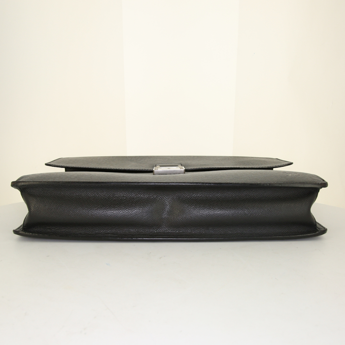 Louis Vuitton Robusto briefcase in black taiga leather - Detail D4