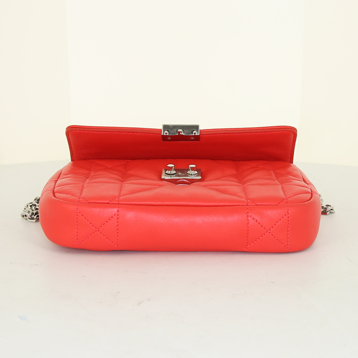 Sac bandoulière Dior Miss Dior Promenade en cuir cannage rouge - Detail D4