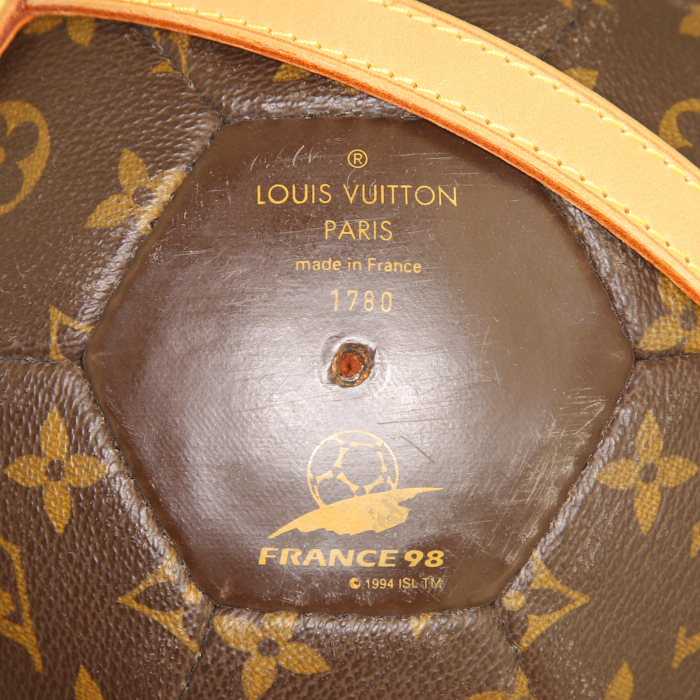 Louis Vuitton World Cup ball in brown monogram canvas and natural leather - Detail D2