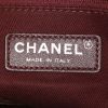 Sac cabas Chanel Grand Shopping en cuir verni matelassé taupe - Detail D3 thumbnail