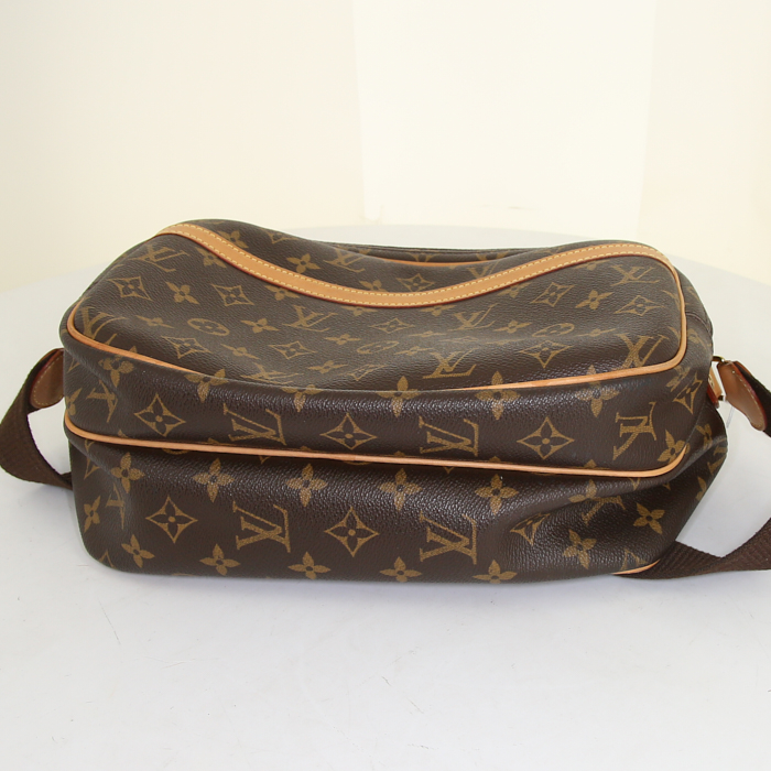 Sac besace Louis Vuitton Reporter petit modèle en toile monogram marron et cuir naturel - Detail D5