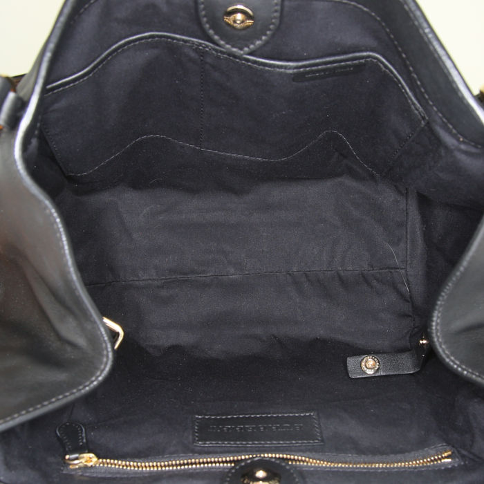 Shopping bag Burberry Canterbury in pelle nera e tela cerata Haymarket beige - Detail D2