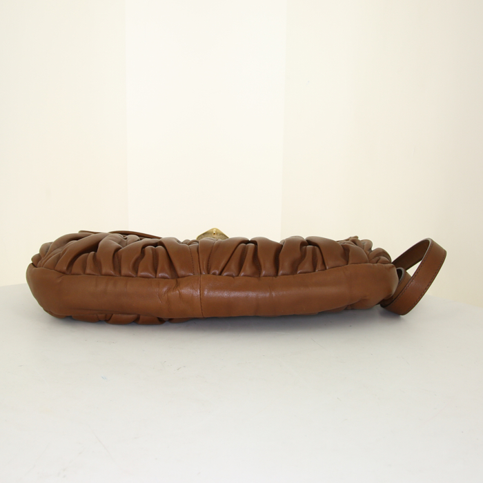 Bolso bandolera Miu Miu Coffer en cuero acolchado marrón - Detail D5