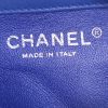 Sac bandoulière Chanel Timeless Extra Mini en cuir verni matelassé bleu - Detail D3 thumbnail