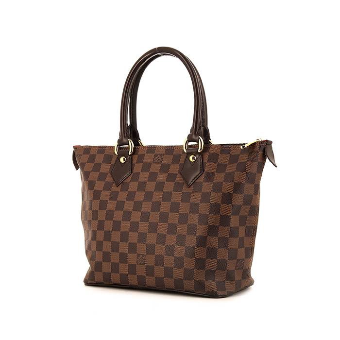 avec une sacoche et un sac à dos Louis Vuitton