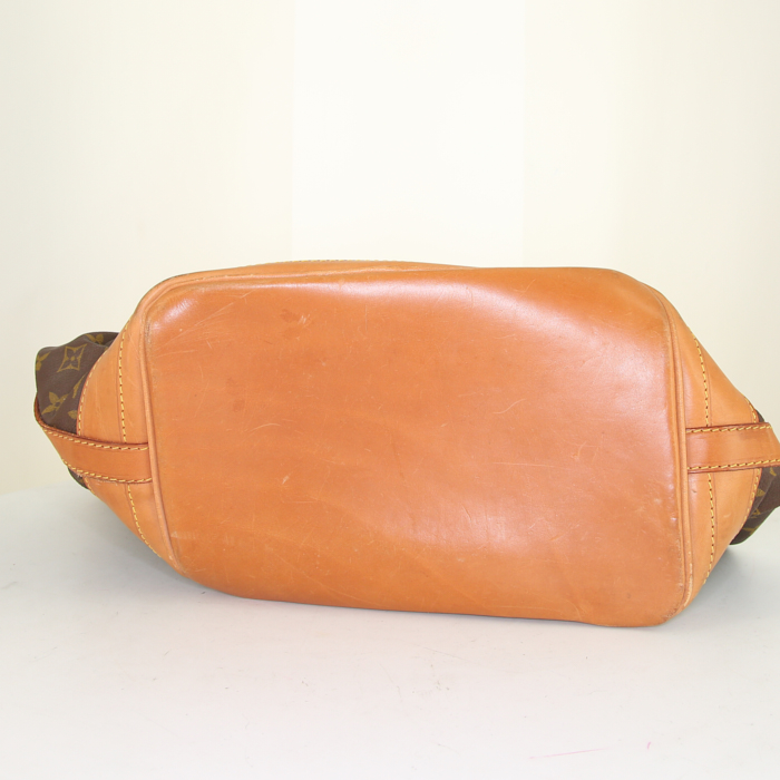 Bolso formato bolsa Louis Vuitton en lona Monogram y cuero natural - Detail D4